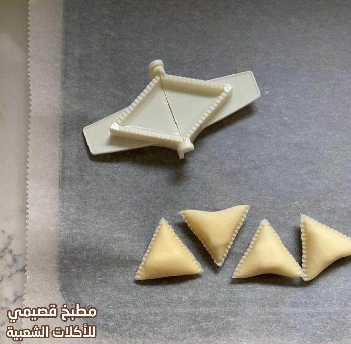 صورة طريقة عجينة مثلثات السميد مضبوطه
