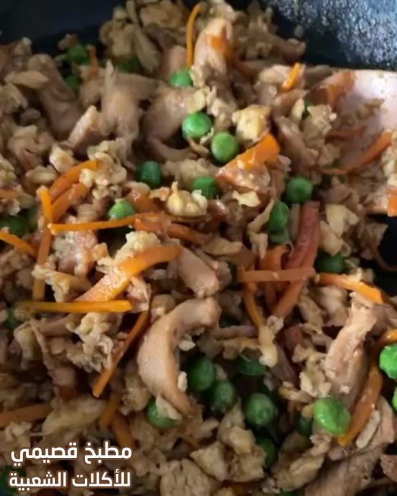 صورة وصفة الأرز المقلي بالدجاج هند الفوزان