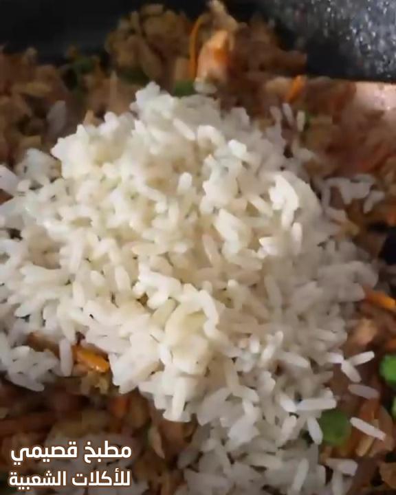 صورة وصفة الأرز المقلي بالدجاج هند الفوزان