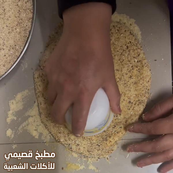 صور وصفة صنع كعك لبناني بالسمسم - كعك أبو عرب - كعكة عصرونية traditional lebanese kaak bread
