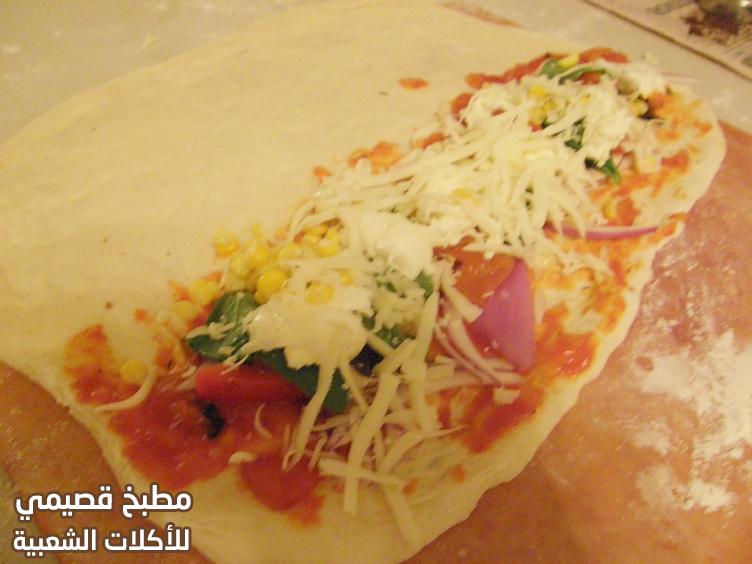بيتزا فطيرة كالزوني الخضروات الايطالية italian vegetable calzone pizza