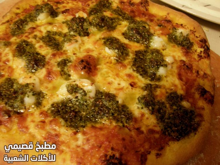 بيتزا فواكه البحر بالبيستو و جبنة الفونتينا الإيطالية pizza frutti di mare italiana